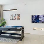Huge Penthouse In Marina W Pool Table & Air Hockey